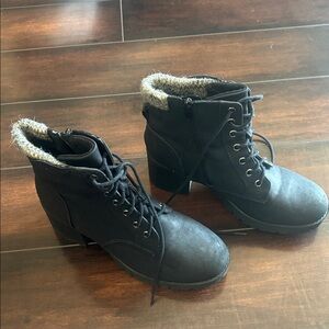 🐝 5/$25 🐝 EUC combat heleed Black suede Lace-Up Ankle Boots 🥾 size 8